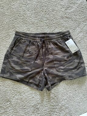 NWT Athleta Olive Camo Pull-On Athletic Shorts